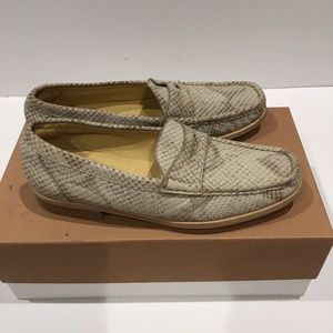 Like New Nine West snake skin suede loafer. 7.5M